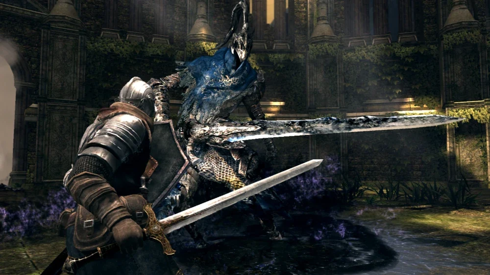 Artorias usa a espada com o braço direito durante o encontro em Oolacile.
